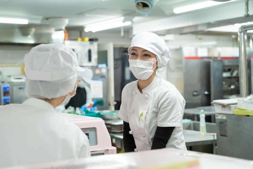 打ち合わせをする調理師